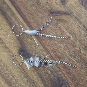 Hoop earrings with feathers